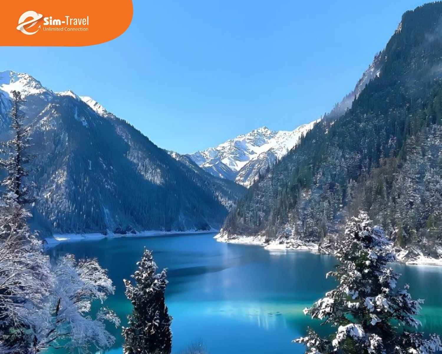 Hồ Kanas đ&oacute;ng băng với lớp sương mờ tạo n&ecirc;n khung cảnh huyền ảo