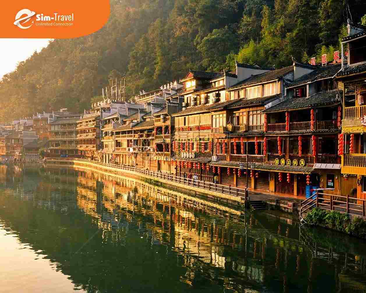 S&ocirc;ng Ly Giang với n&uacute;i non mờ sương l&agrave; điểm nhấn của Quế L&acirc;m