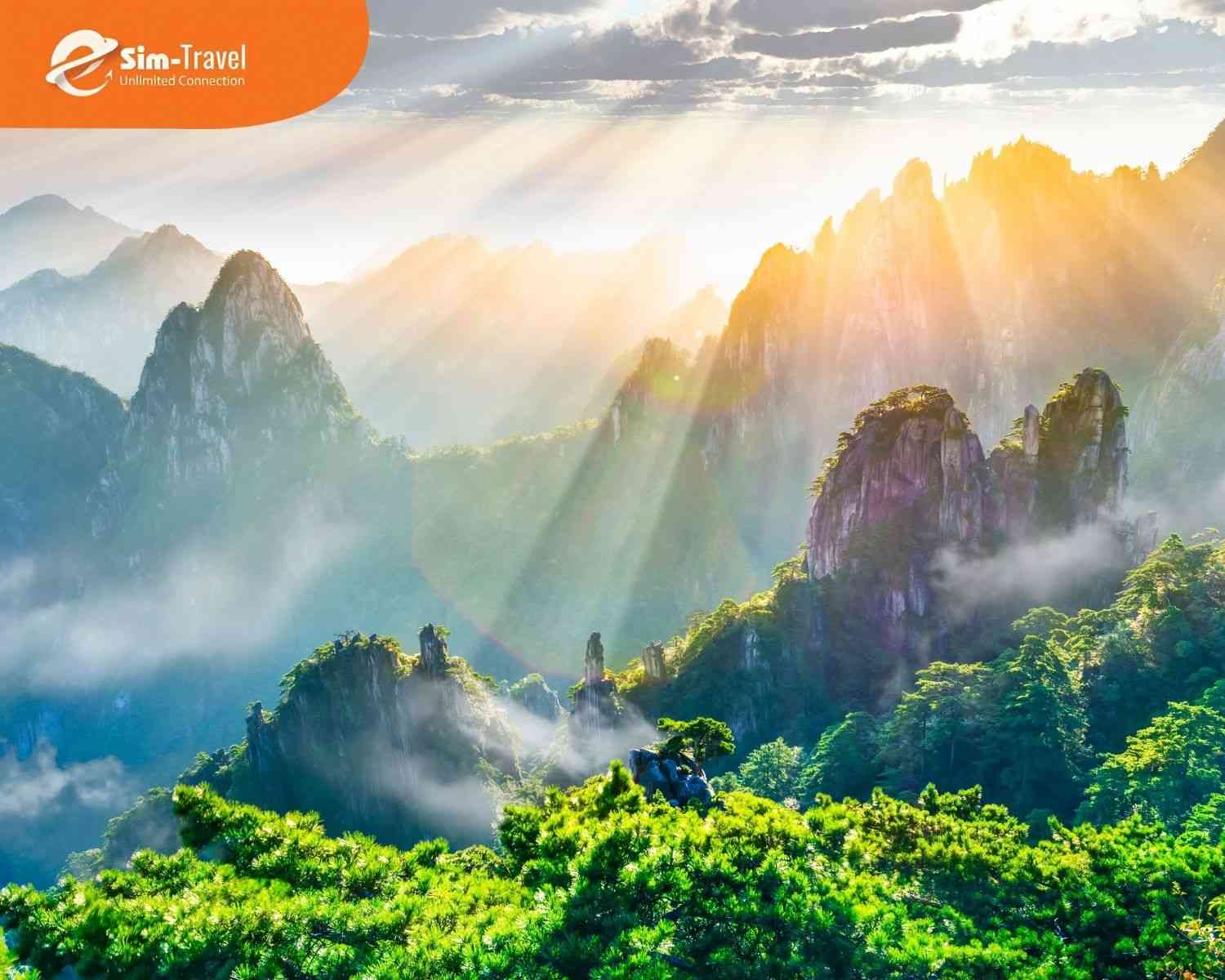 Ho&agrave;ng Sơn nổi tiếng với biển m&acirc;y, n&uacute;i đ&aacute; v&agrave; khung cảnh như tranh thủy mặc