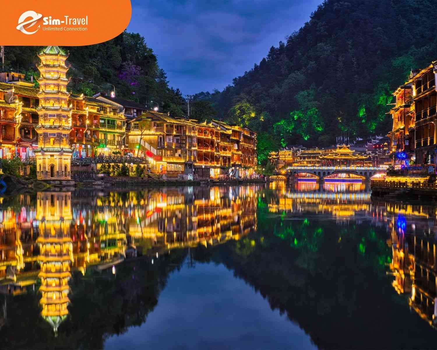 Phượng Ho&agrave;ng Cổ Trấn lung linh &aacute;nh đ&egrave;n đỏ b&ecirc;n d&ograve;ng Đ&agrave; Giang khi đ&ecirc;m xuống