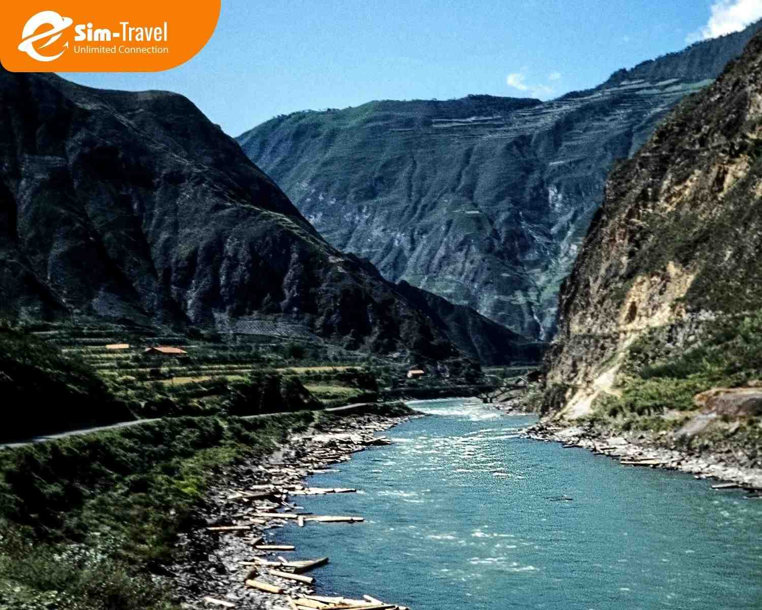 Hồ Kanas Trung Quốc ẩn m&igrave;nh trong nước xanh ngọc b&iacute;ch