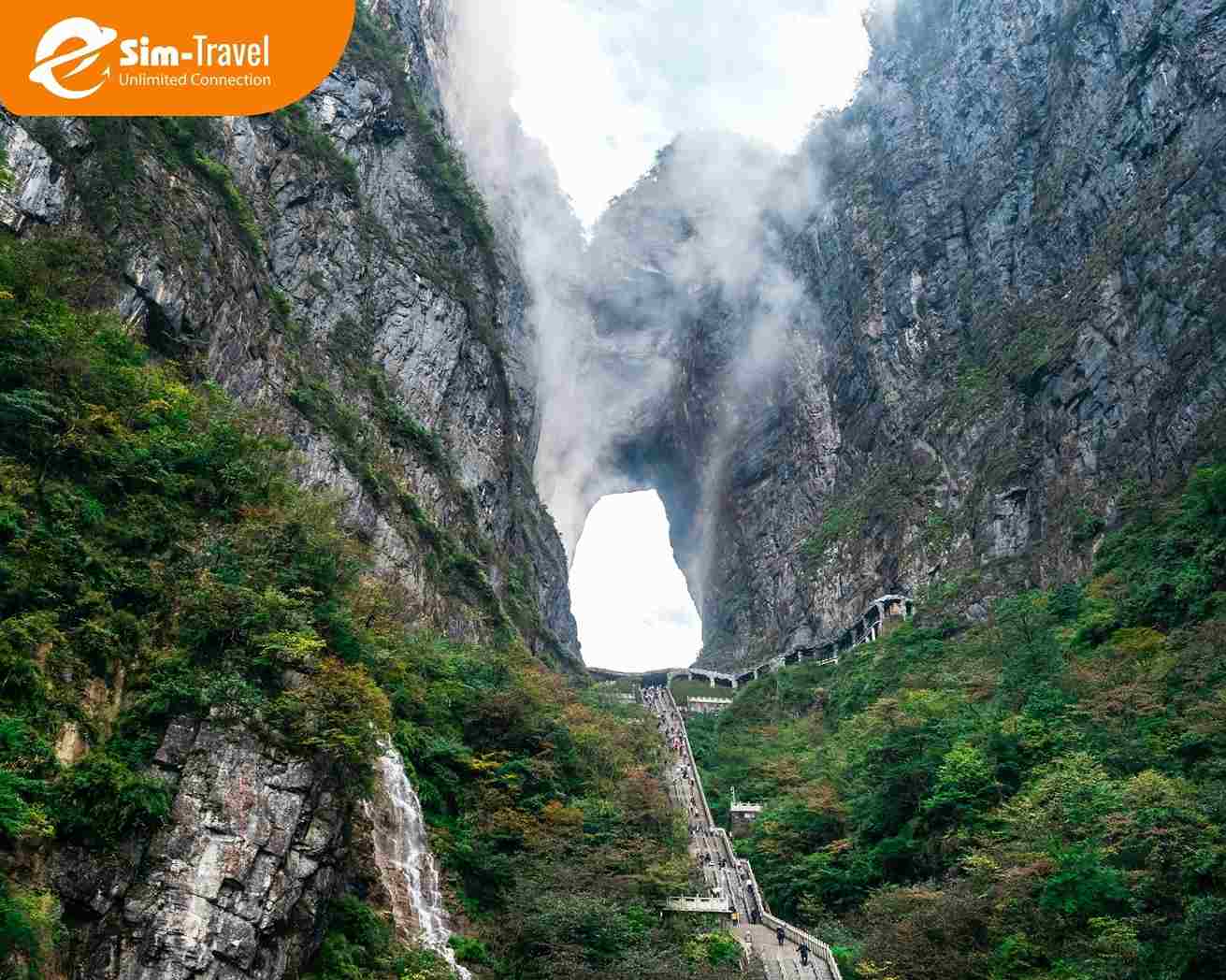 H&ograve;a m&igrave;nh v&agrave;o kh&ocirc;ng gian của cổng trời Thi&ecirc;n M&ocirc;n Sơn