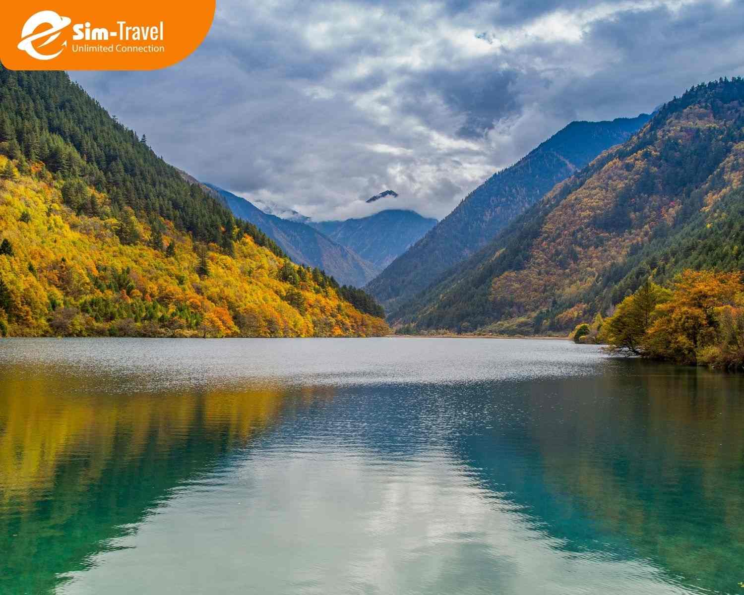 Nước hồ Cửu Trại C&acirc;u trong xanh&nbsp;