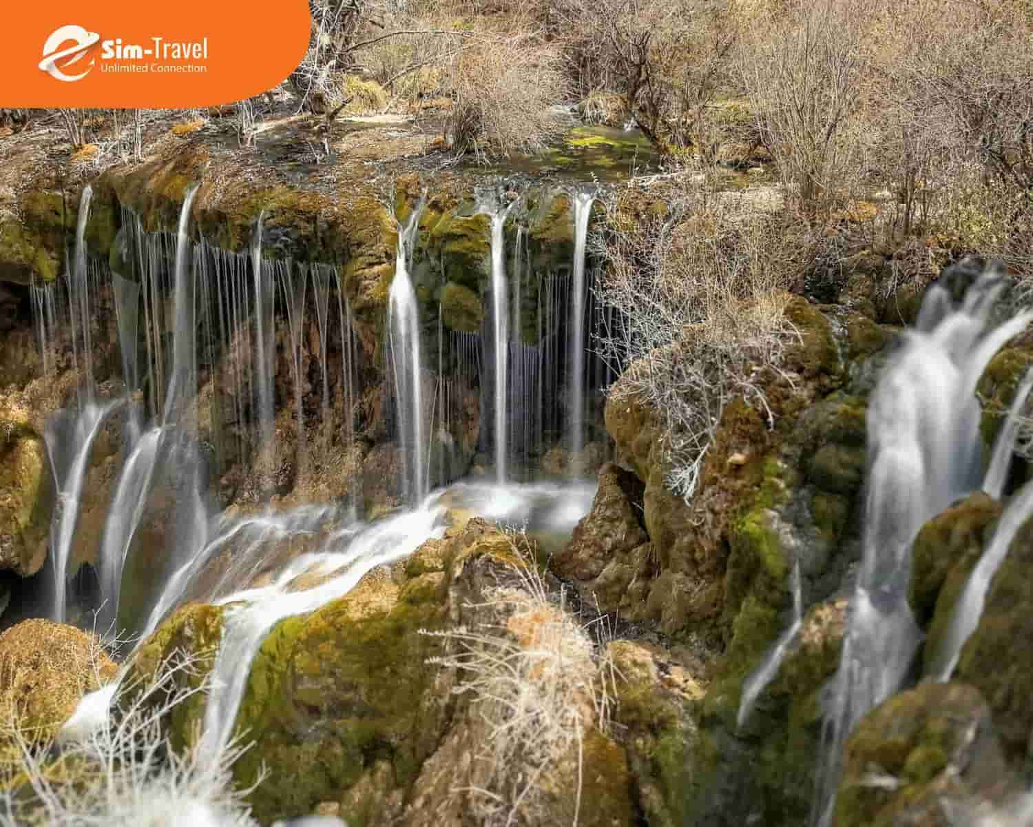 Thác nước ở Cửu Trại Câu