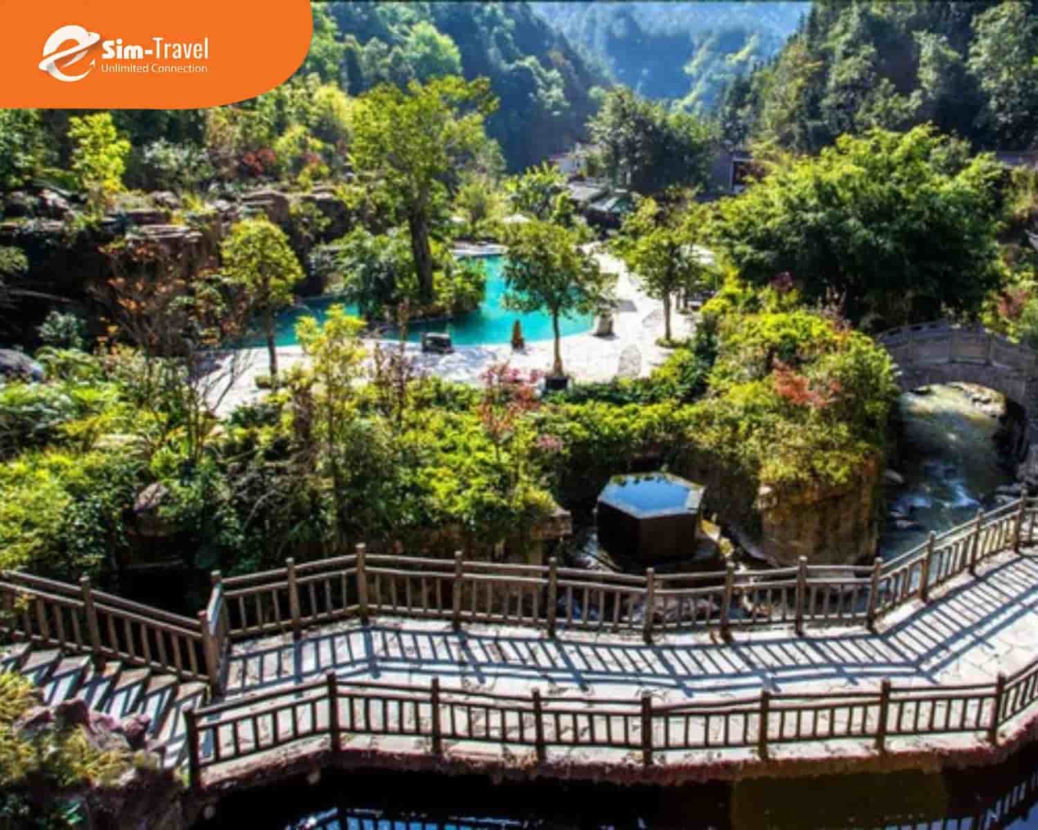 Khá phá núi lửa Đằng Xung và tắm suối nước nóng tạo cảm giác thư giãn thoải mái