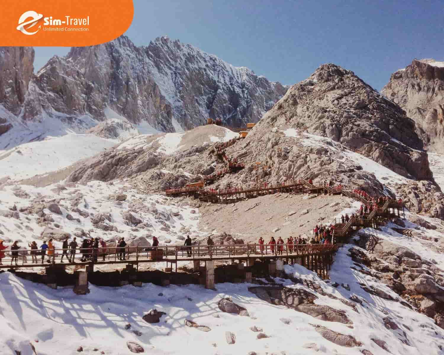 Núi Tuyết Ngọc Long với khung cảnh tuyết phủ trắng xoá