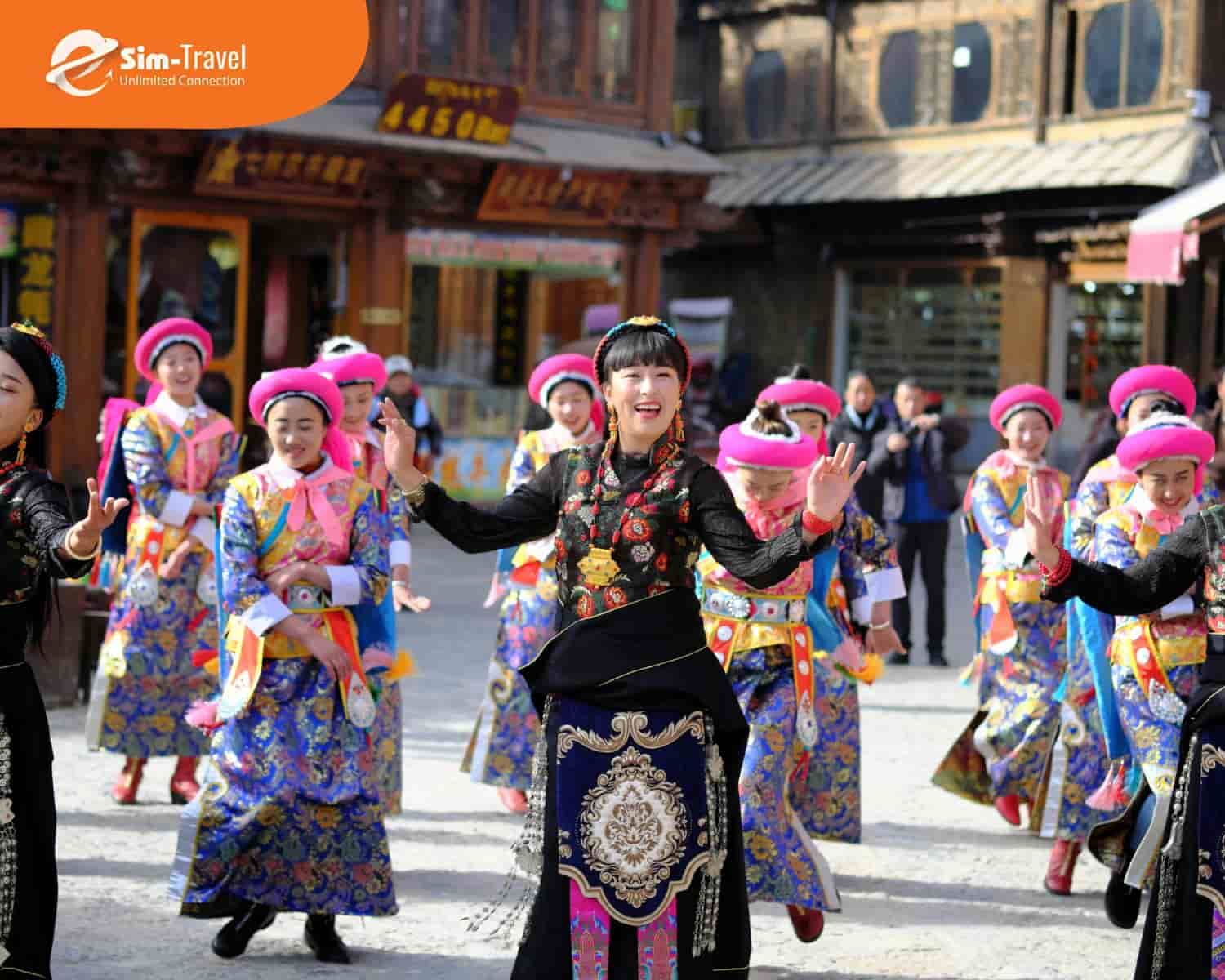 Biểu diễn múa dân gian truyền thống