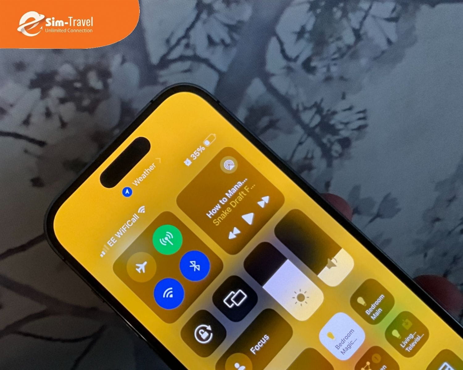 T&iacute;nh năng Quick Transfer tr&ecirc;n iOS 16 gi&uacute;p chuyển eSIM giữa hai iPhone cực kỳ nhanh.