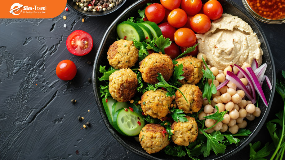 Món ăn Falafel Nướng Với Hummus Và Rau