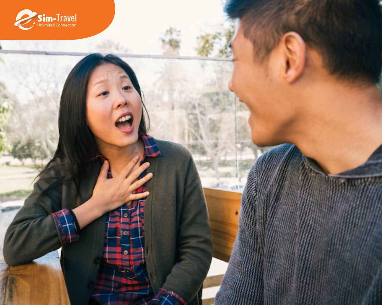 N&oacute;i chuyện qu&aacute; to nơi c&ocirc;ng cộng c&oacute; thể bị xem l&agrave; thiếu lịch sự v&agrave; g&acirc;y kh&oacute; chịu cho người xung quanh