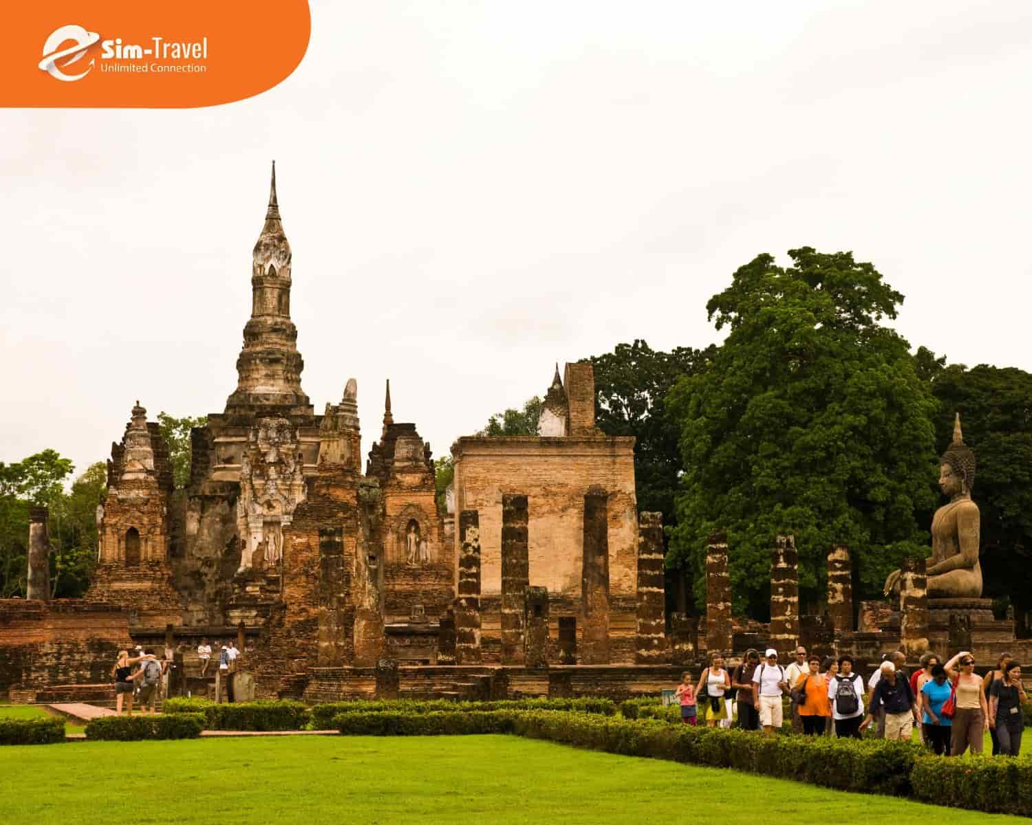 Du khách dạo bước khám phá các di tích cổ, tìm hiểu văn hoá lịch sử