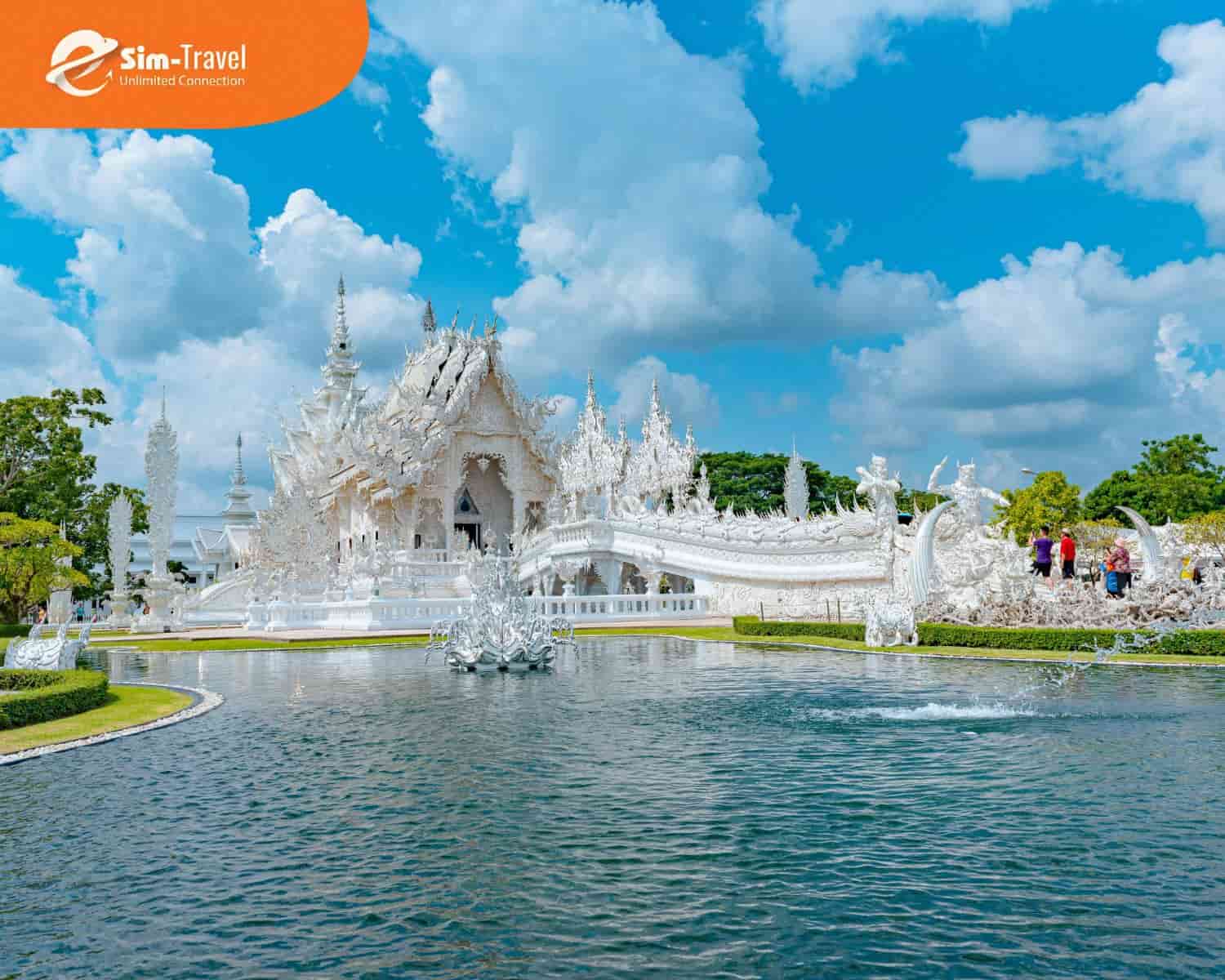 Chùa Trắng Wat Rong Khun với lối kiến trúc độc đáo