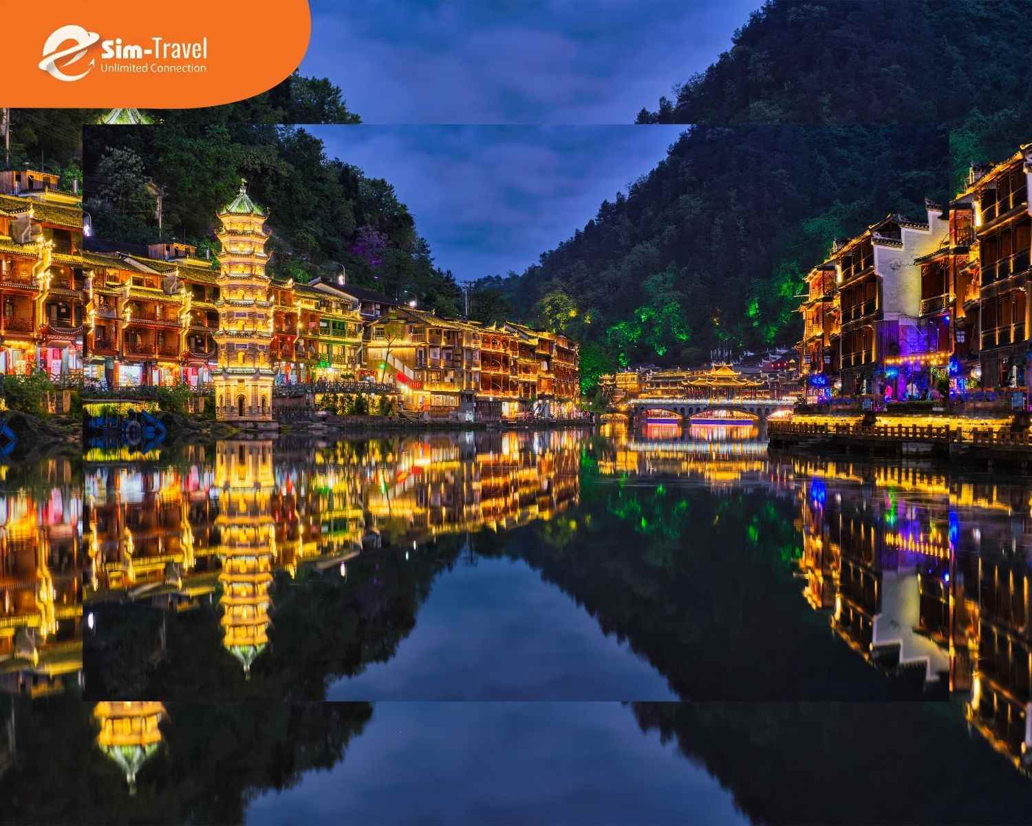 Phượng Ho&agrave;ng Cổ Trấn nổi bật với khung cảnh cổ trang lung linh về đ&ecirc;m