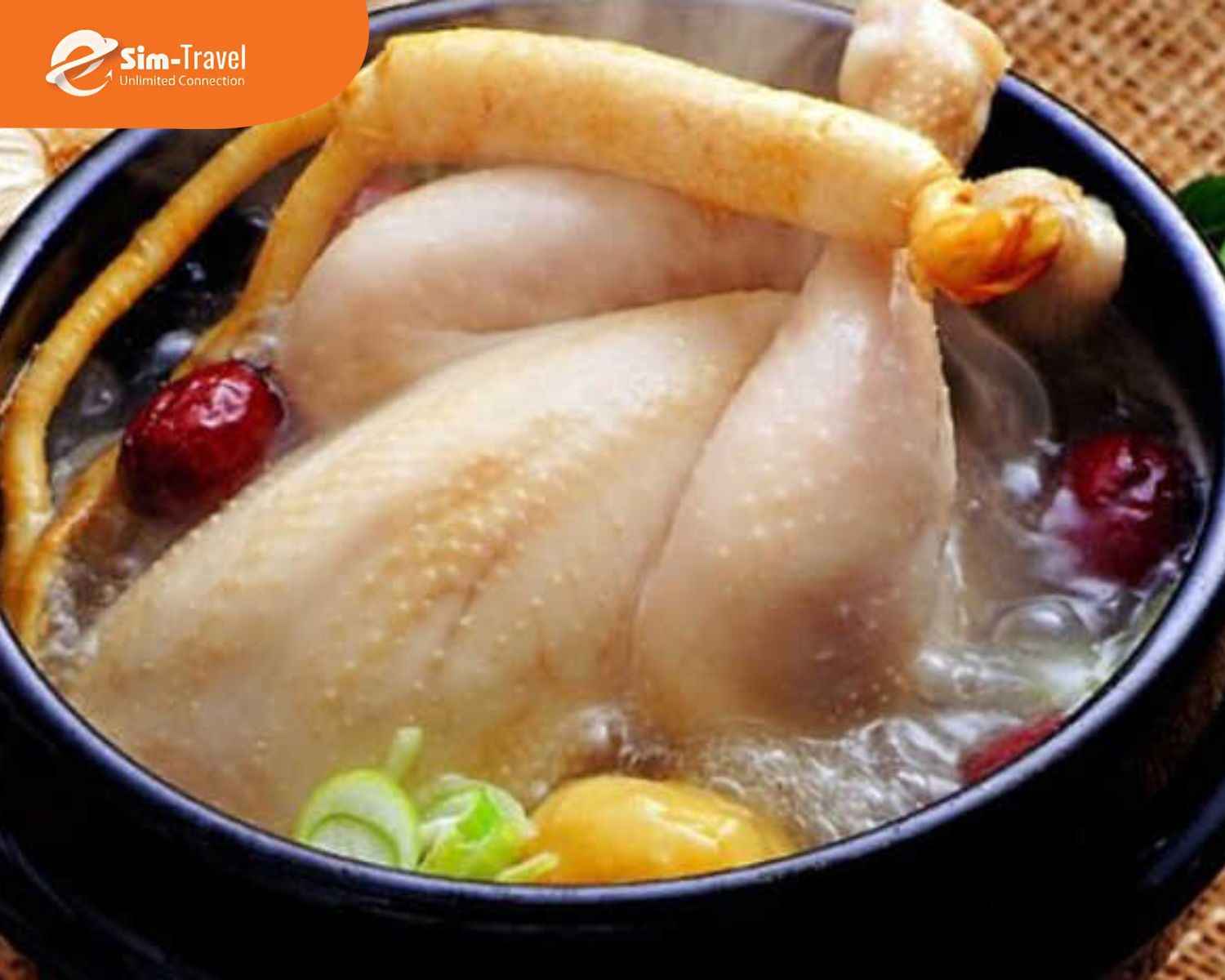 Samgyetang l&agrave; m&oacute;n canh g&agrave; tần s&acirc;m nổi tiếng với hương vị thanh ngọt, bổ dưỡng