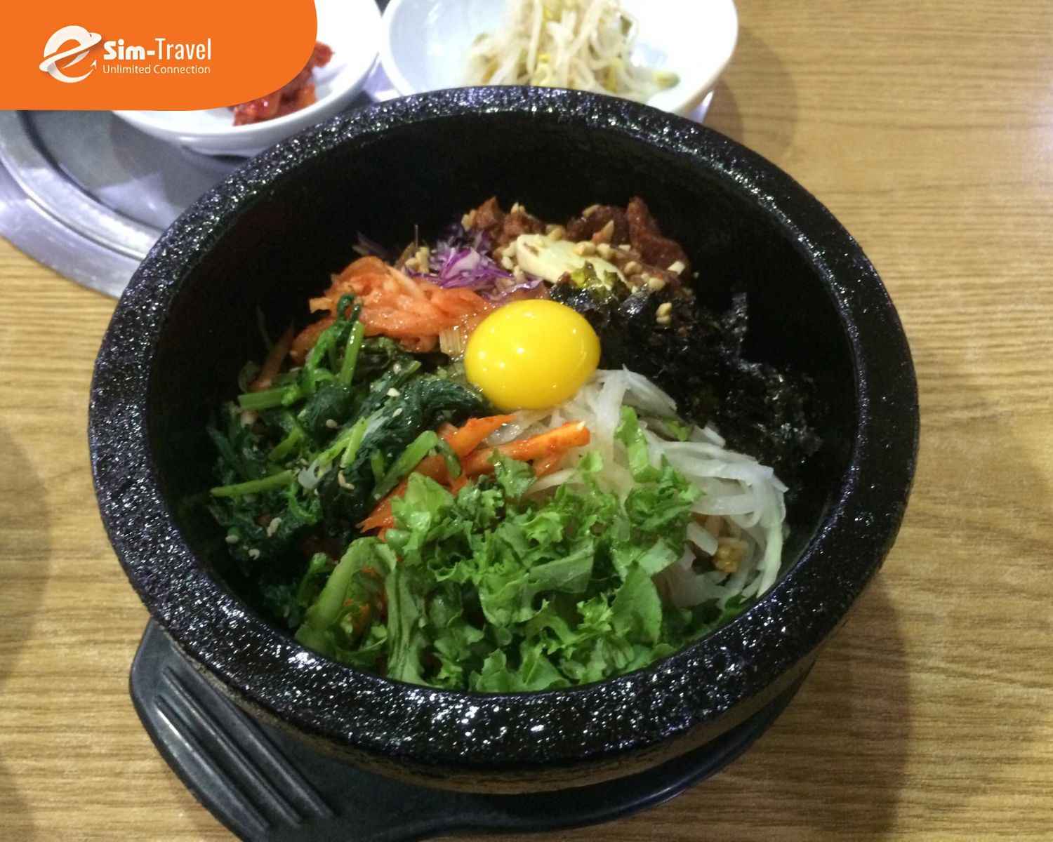Cơm trộn Bibimbap hấp dẫn với sự kết hợp h&agrave;i h&ograve;a giữa cơm, rau củ, thịt v&agrave; nước sốt đậm đ&agrave; đặc trưng