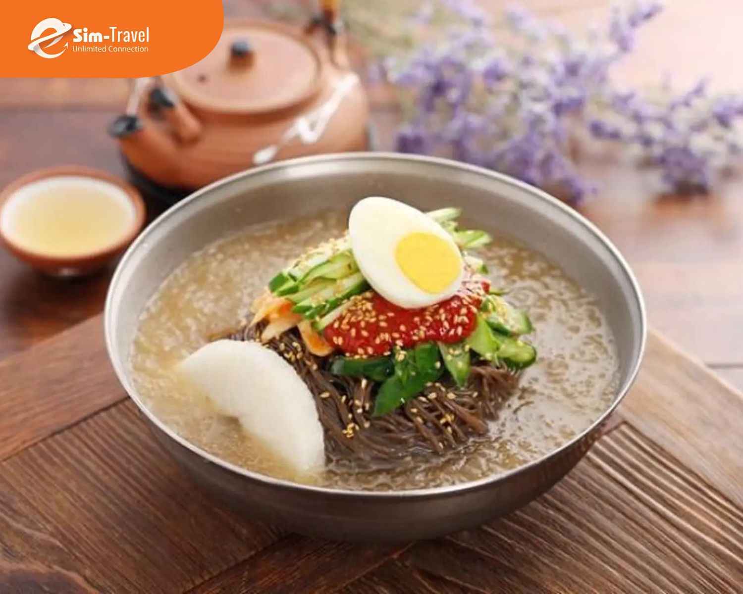Mỳ lạnh Naengmyeon nổi bật với sợi m&igrave; dai mềm c&ugrave;ng hương vị thanh m&aacute;t đặc trưng