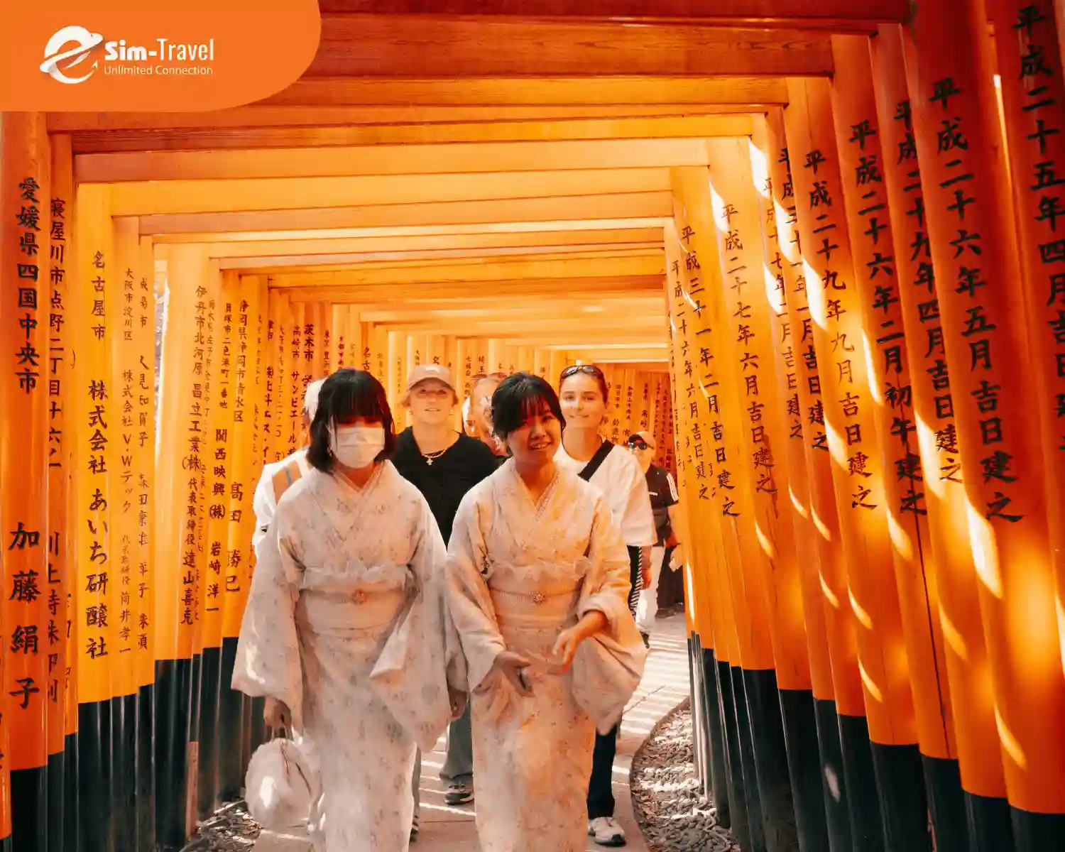 Du khách chiêm bái đền Fushimi Inari