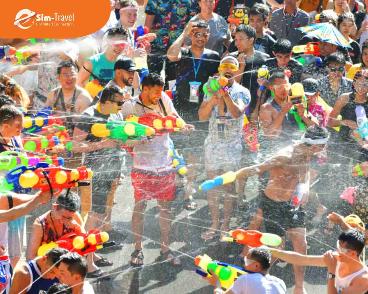Lễ hội té nước Thái Lan Songkran sôi động, thu hút hàng triệu du khách mỗi năm