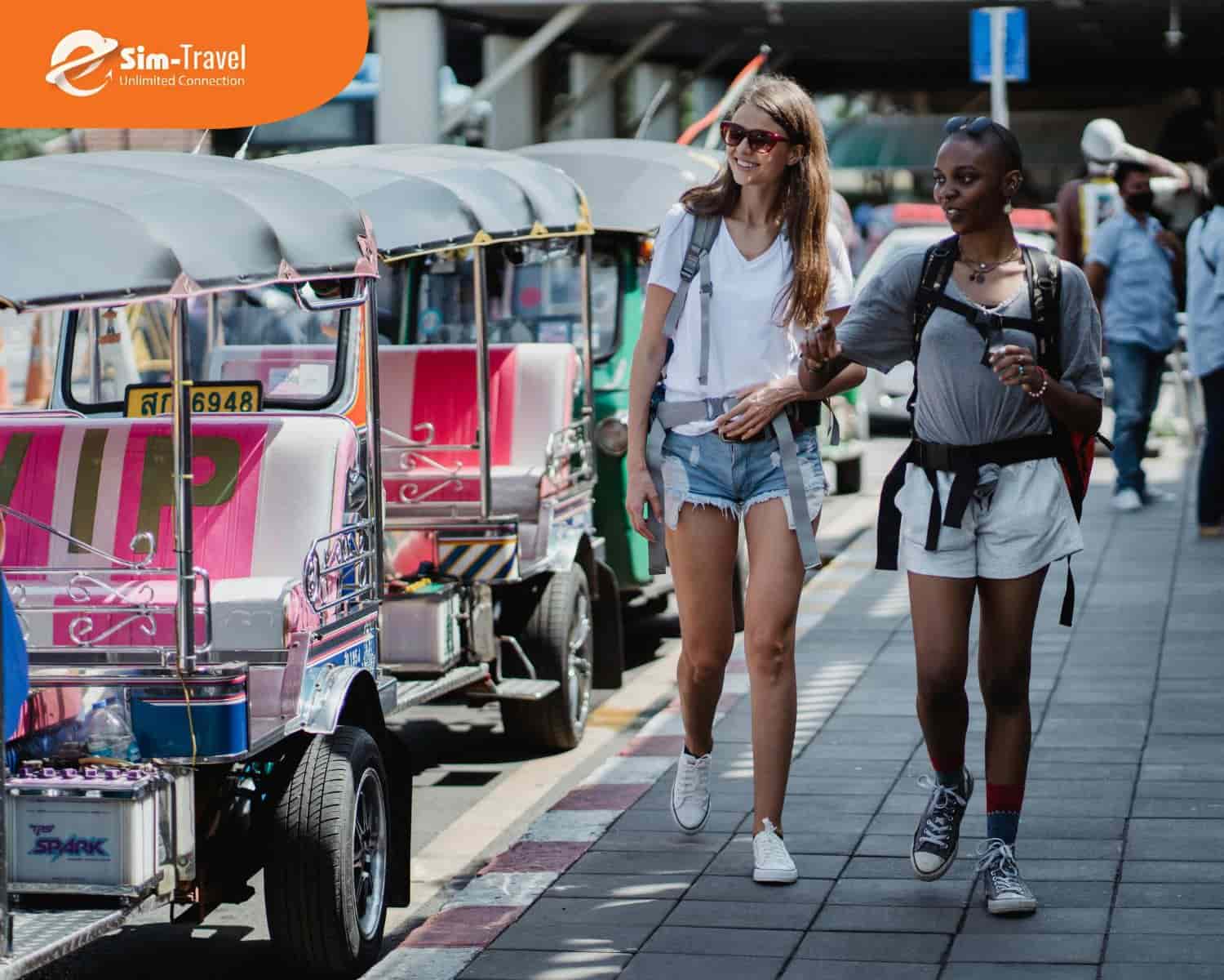 Thời tiết ở Thái Lan khá nóng nên cần trang phục thoáng mát, thuận tiện di chuyển