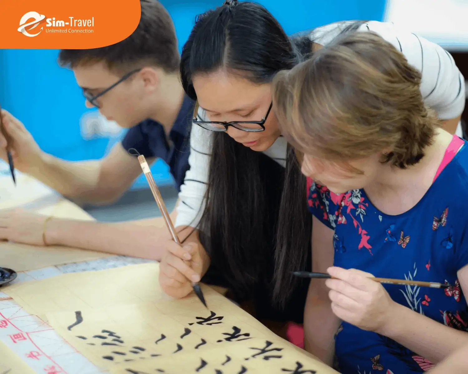 Trải nghiệm viết thư pháp làm tăng thêm sự độc đáo, thú vị cho chuyến du lịch