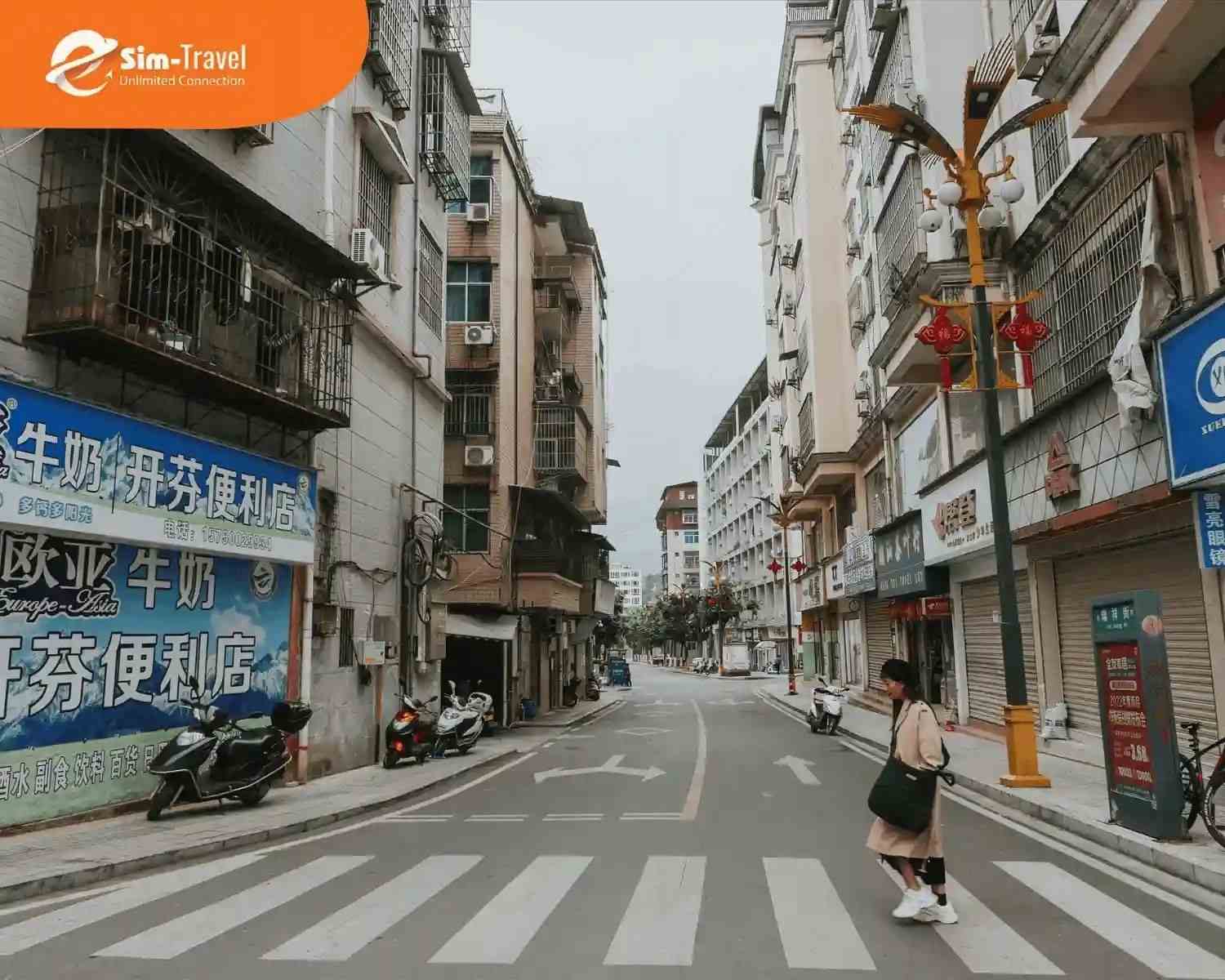 Du kh&aacute;ch mua sắm tại chợ H&agrave; Khẩu v&agrave; si&ecirc;u thị Đại Lầu