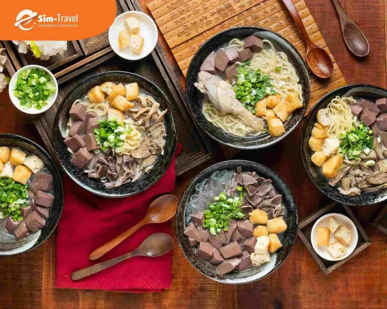 Bún vịt huyết là món ăn địa phương được nhiều du khách yêu thích