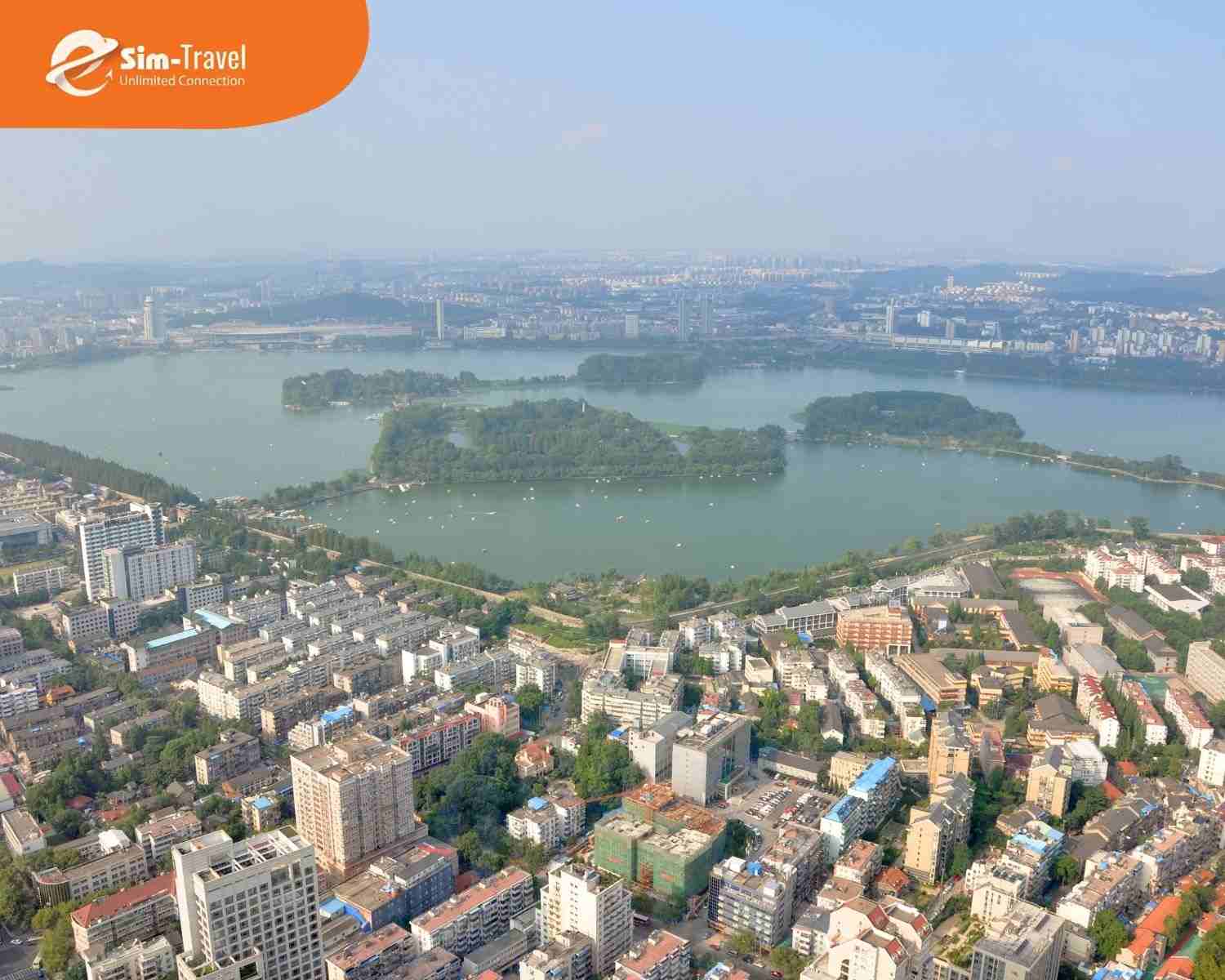 Hồ Huyền Vũ là địa điểm thư giãn và ngắm cảnh nổi tiếng giữa trung tâm Nam Kinh
