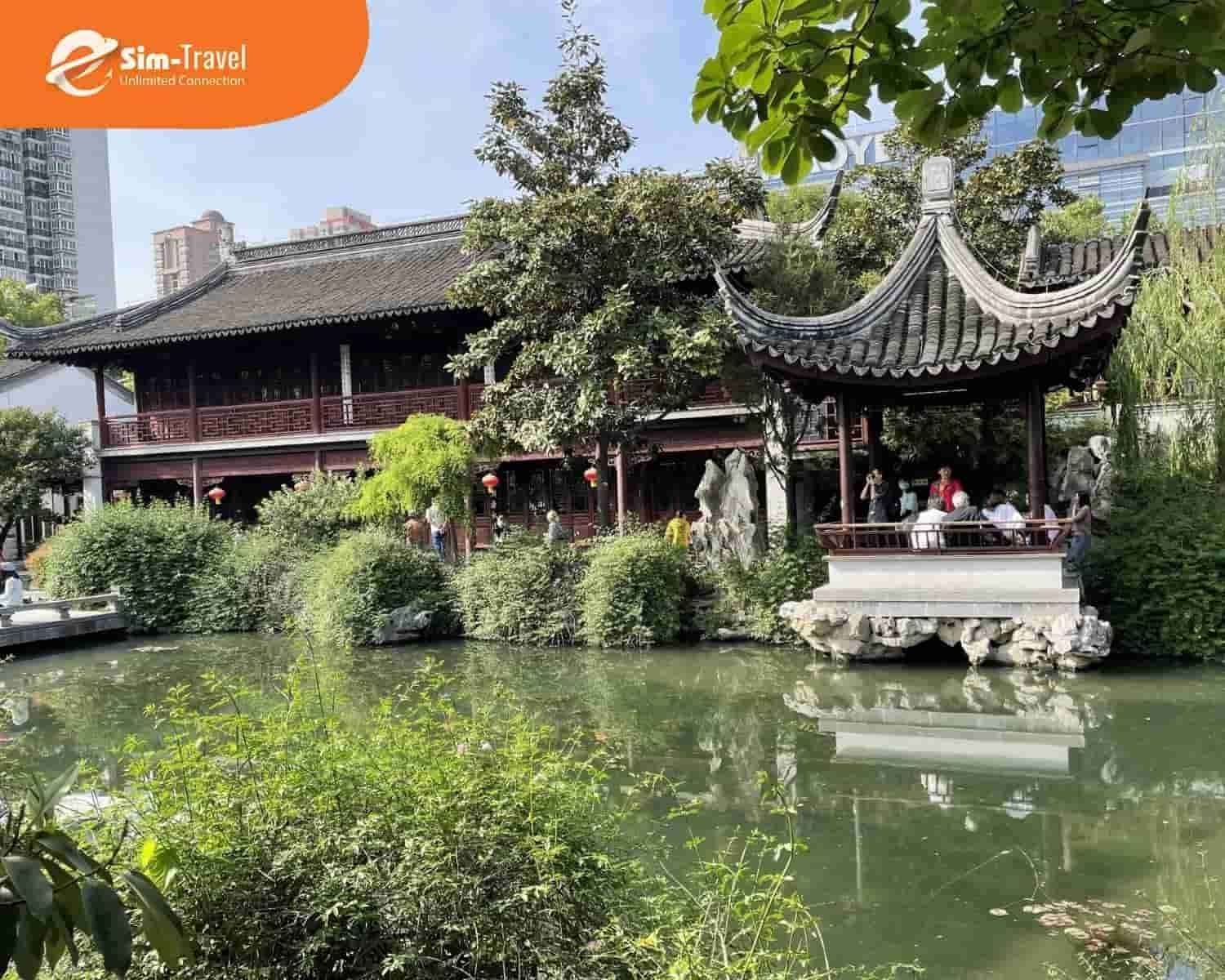 Vườn Zhanyuan mang vẻ đẹp cổ điển với hồ nước và kiến trúc truyền thống
