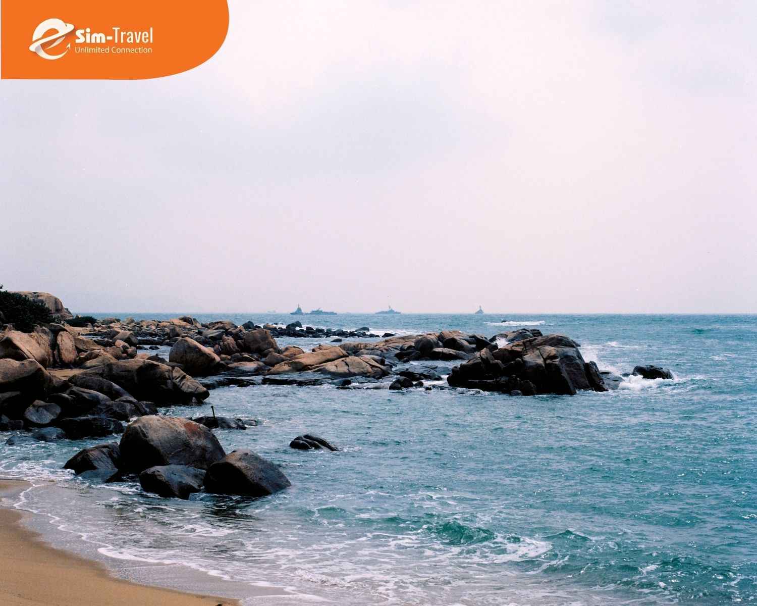 Kata Beach nổi tiếng với kh&ocirc;ng gian y&ecirc;n b&igrave;nh v&agrave; biển xanh