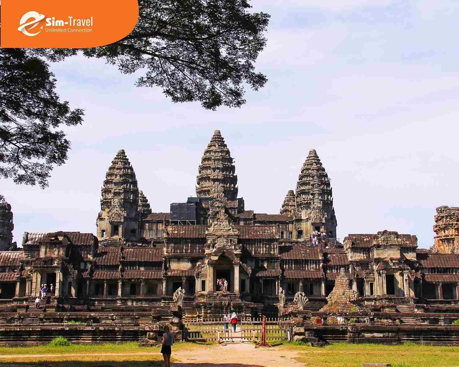 Wat Chalong l&agrave; ng&ocirc;i ch&ugrave;a linh thi&ecirc;ng v&agrave; nổi tiếng của Phuket