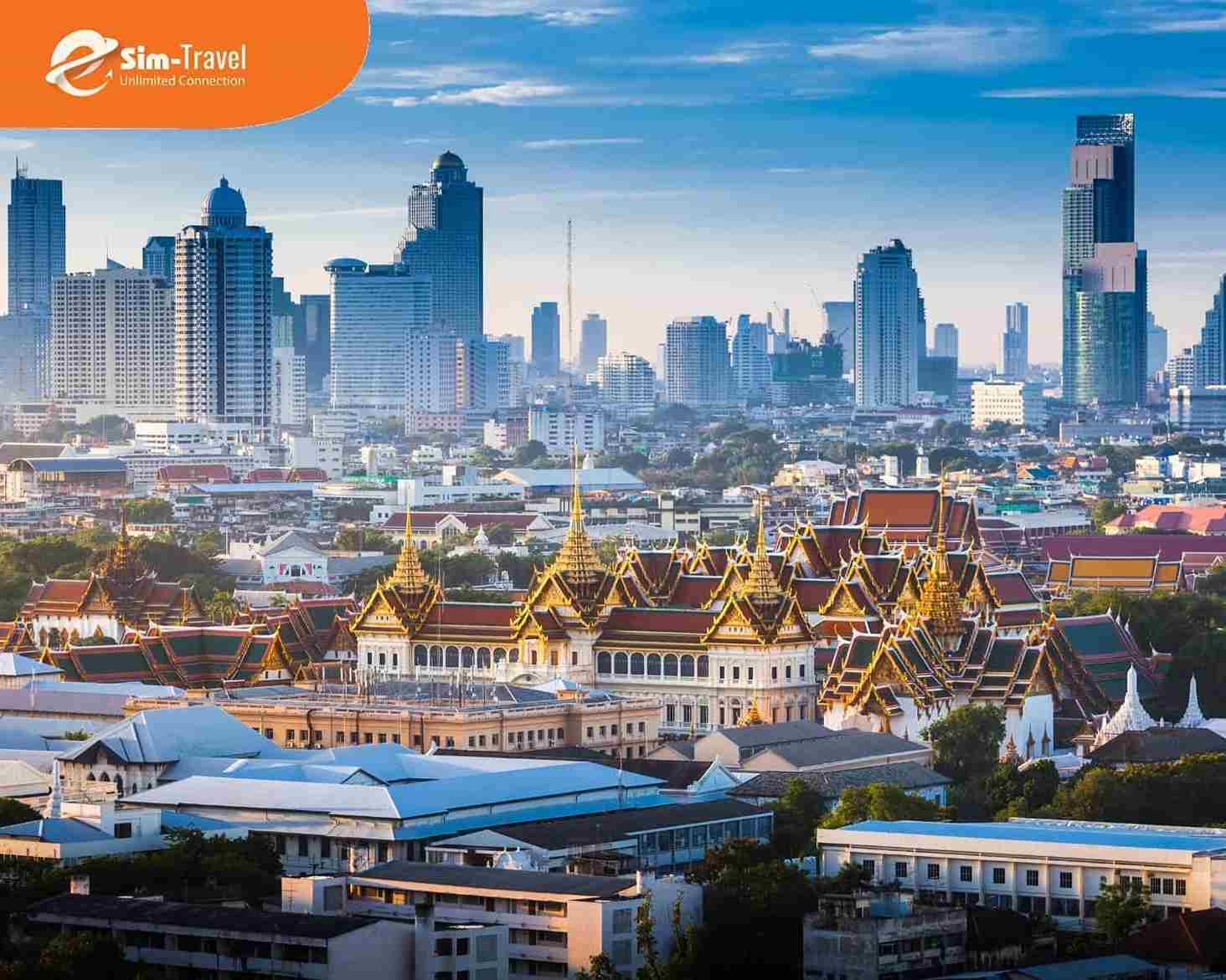 Bangkok luôn sôi động với đền chùa nổi tiếng, chợ đêm và các khu phố đông khách du lịch.
