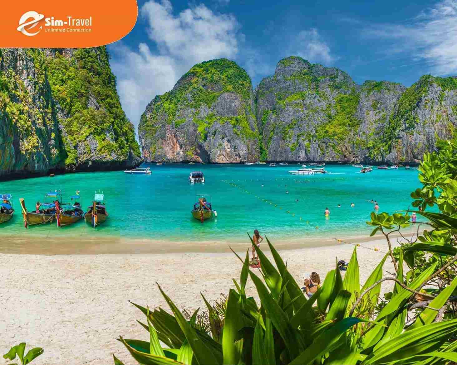 Khám phá vẻ đẹp hoang sơ của đảo Phi Phi, nơi thiên nhiên hòa quyện cùng biển xanh trong vắt.