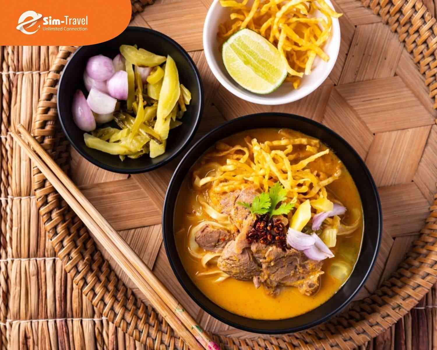 Khao Soi l&agrave; m&oacute;n m&igrave; c&agrave; ri nước cốt dừa nổi tiếng mang đậm hương vị đặc trưng của miền Bắc Th&aacute;i Lan