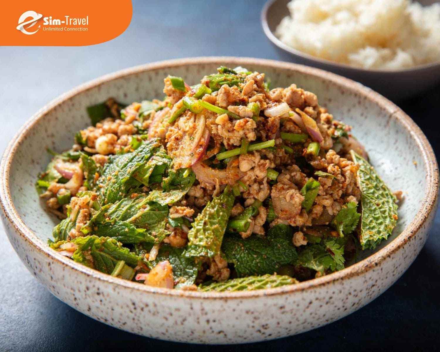 Laab l&agrave; m&oacute;n salad thịt cay nổi tiếng của v&ugrave;ng Isan với hương vị đậm đ&agrave; v&agrave; hấp dẫn