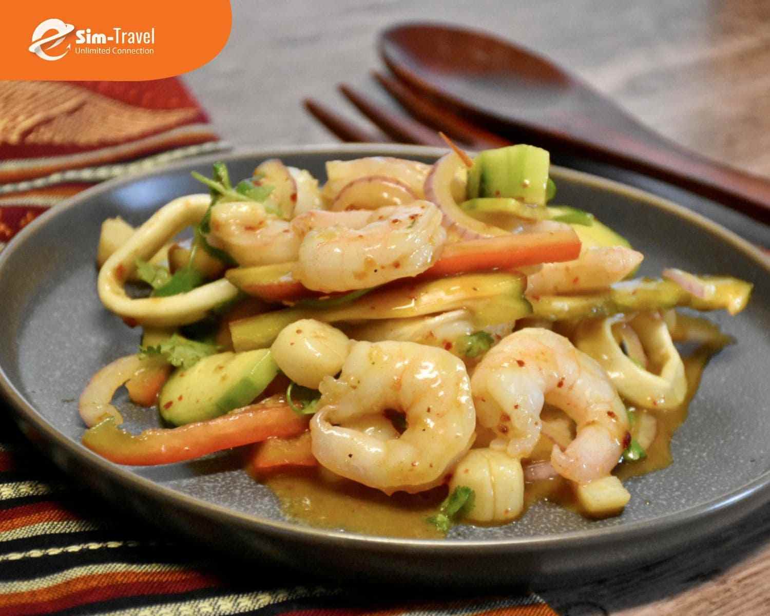 Yam Talay l&agrave; m&oacute;n salad hải sản cay nổi tiếng với hương vị chua cay đậm đ&agrave; đặc trưng