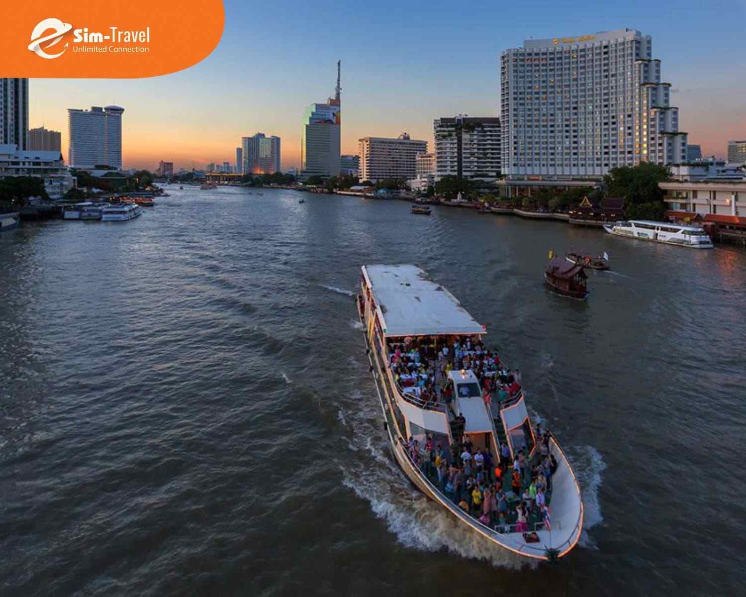 Du thuyền trên Sông Chao Phraya là trải nghiệm lý tưởng để ngắm nhìn vẻ đẹp của Bangkok về đêm
