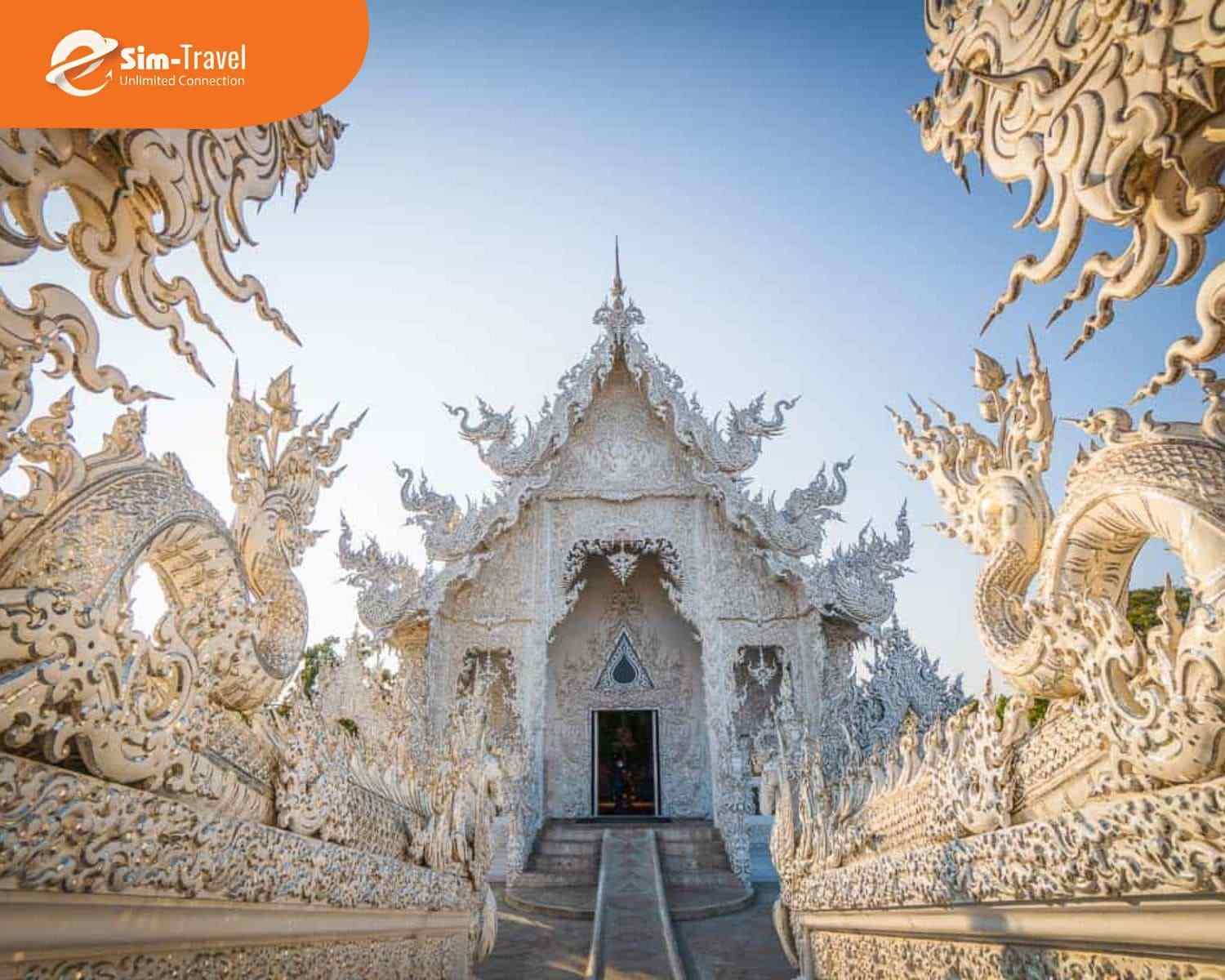 Wat Rong Khun (Ch&ugrave;a Trắng) nổi bật với kiến tr&uacute;c trắng tinh kh&ocirc;i v&agrave; chi tiết trang tr&iacute; độc đ&aacute;o