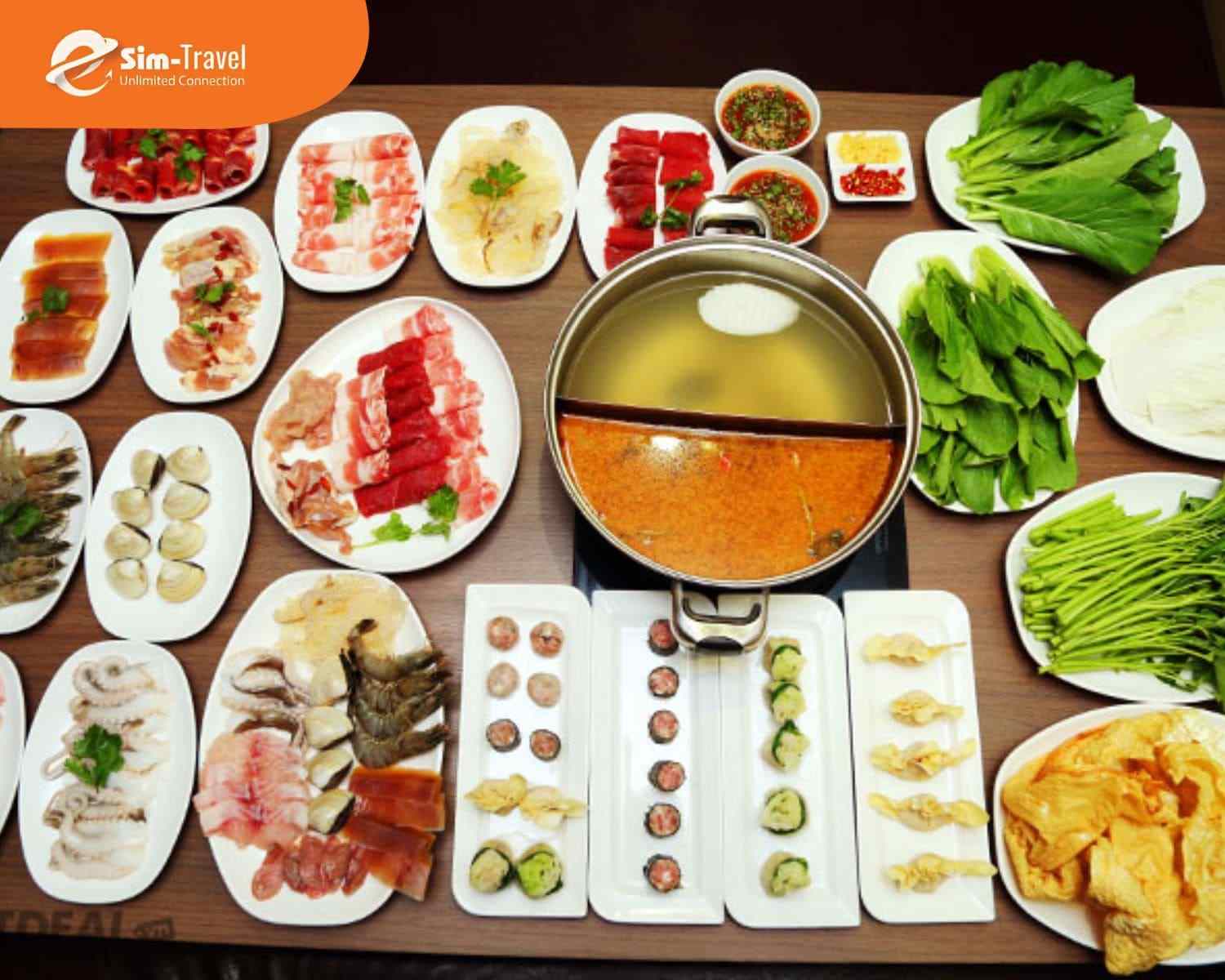 Suki Thai với nước lẩu chua cay nhẹ, ăn k&egrave;m thịt, hải sản v&agrave; rau tươi
