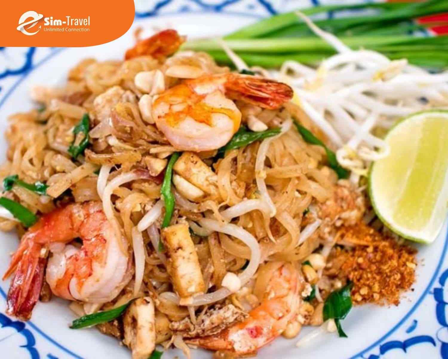 Pad Th&aacute;i l&agrave; m&oacute;n m&igrave; x&agrave;o đặc trưng của Th&aacute;i Lan với hương vị chua ngọt đậm đ&agrave;