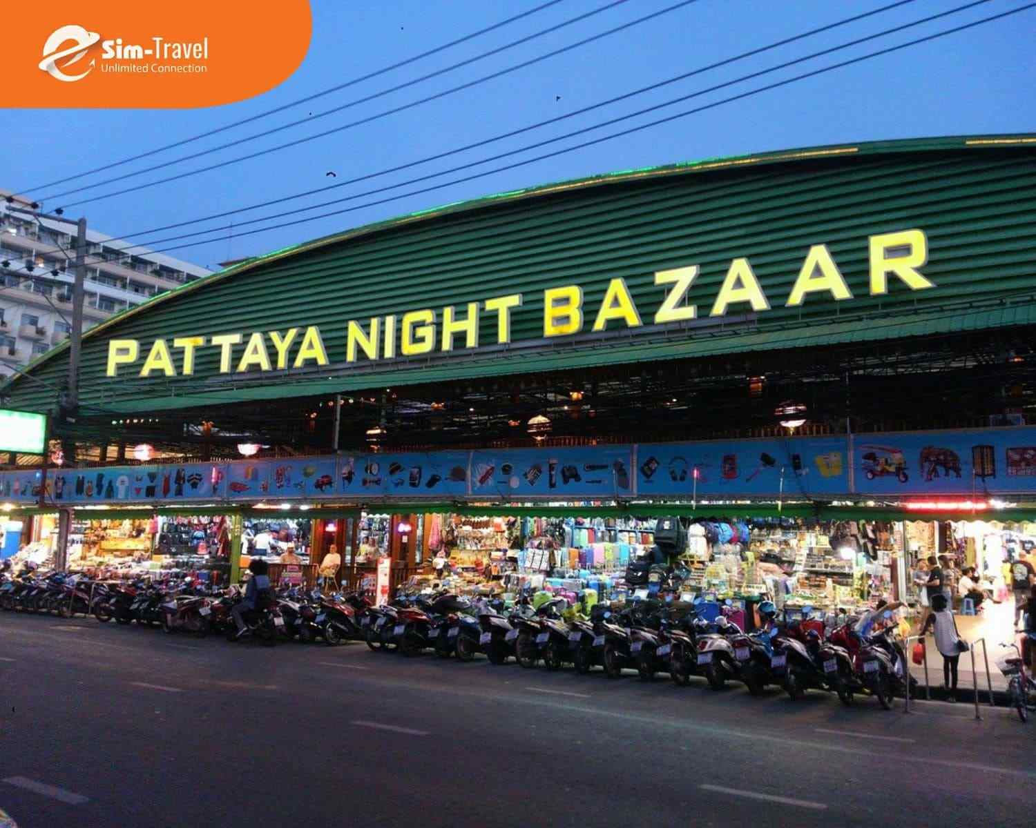 Pattaya Night Bazaar l&agrave; khu chợ đ&ecirc;m s&ocirc;i động với nhiều gian h&agrave;ng mua sắm, ẩm thực v&agrave; qu&agrave; lưu niệm đa dạng