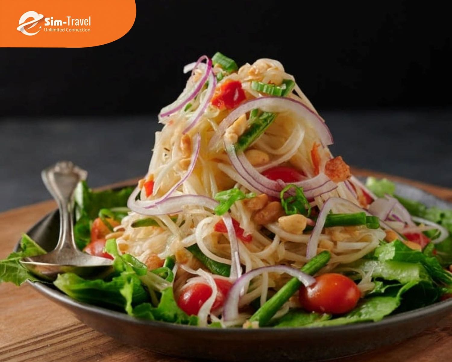 Som Tum l&agrave; m&oacute;n gỏi đu đủ xanh Th&aacute;i Lan c&oacute; vị cay chua mặn ngọt h&agrave;i h&ograve;a, rất dễ ăn