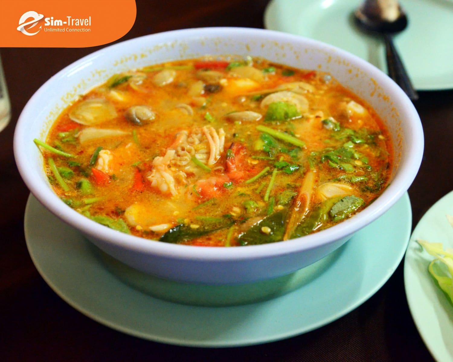 Tom Yum l&agrave; m&oacute;n s&uacute;p Th&aacute;i chua cay đậm đ&agrave; với t&ocirc;m, thảo mộc v&agrave; gia vị đặc trưng