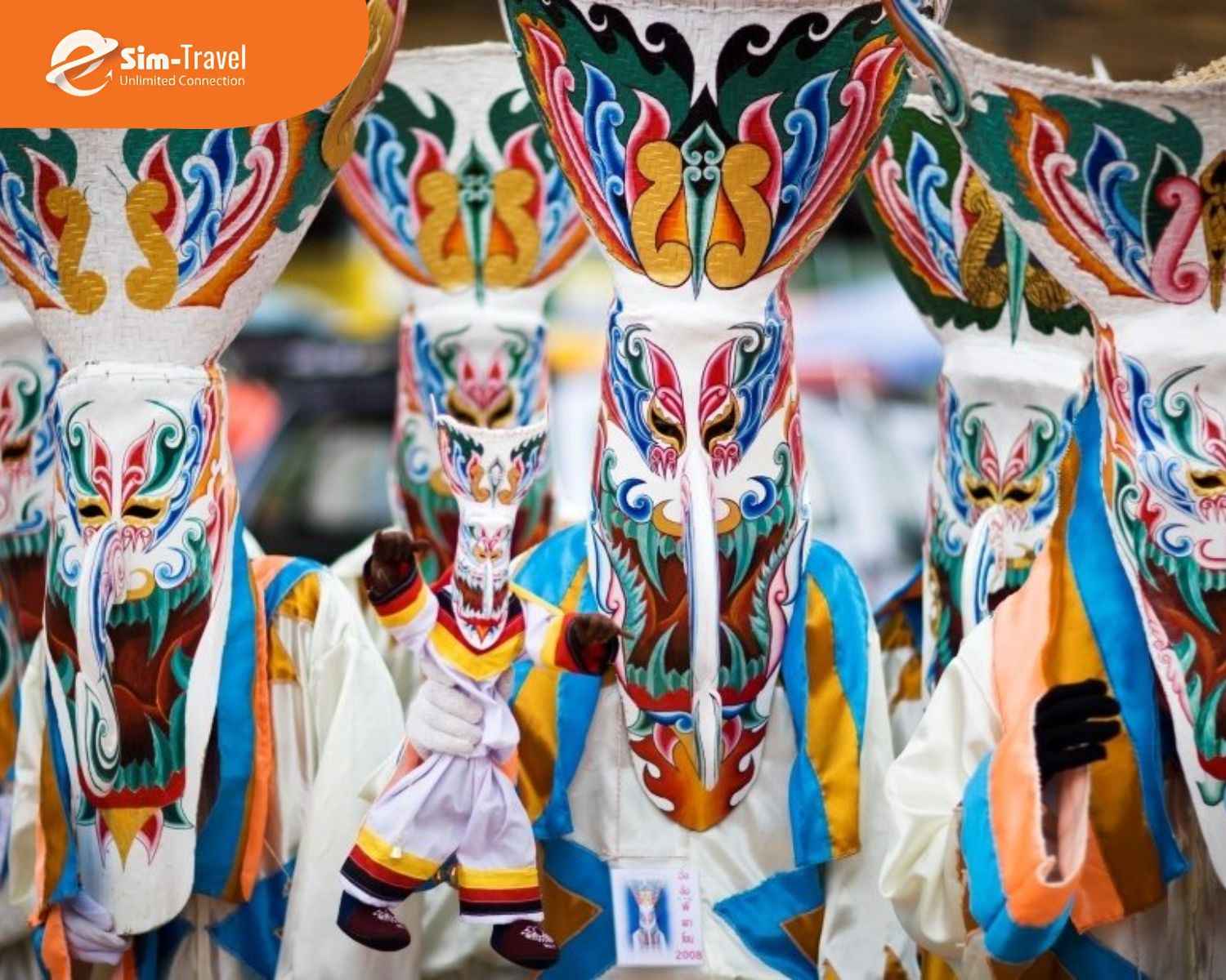 Lễ hội ma Phi Ta Kh&ocirc;n g&acirc;y ấn tượng với m&agrave;n h&oacute;a trang độc đ&aacute;o v&agrave; kh&ocirc;ng kh&iacute; lễ hội s&ocirc;i động