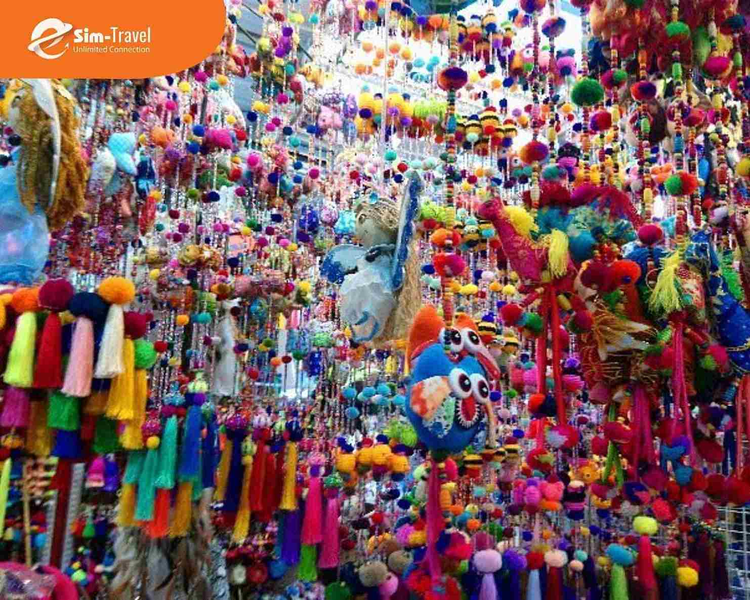 Chatuchak là khu chợ cuối tuần nổi tiếng tại Bangkok với hàng nghìn gian hàng mua sắm, ẩm thực và đồ lưu niệm