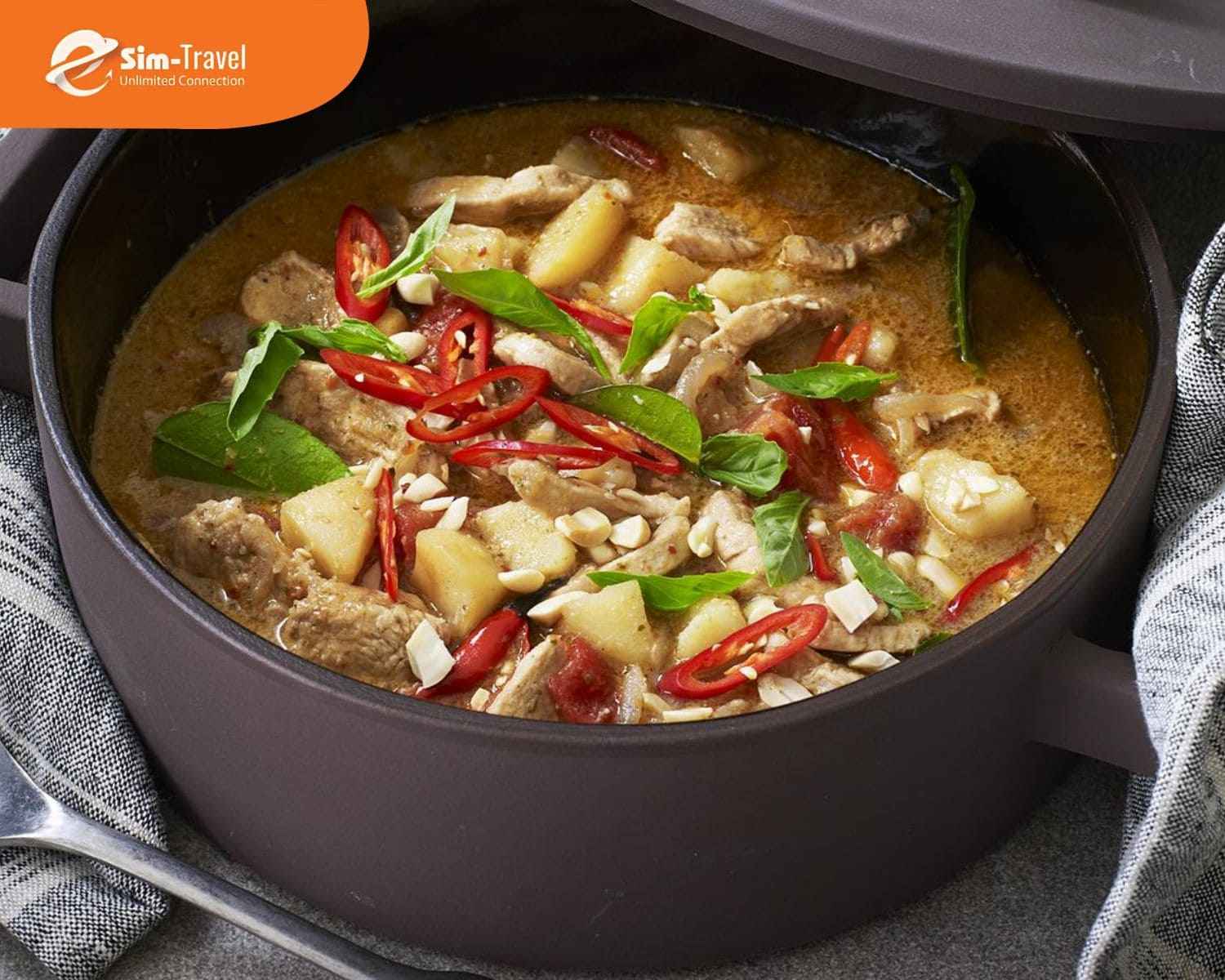 Massaman Curry là món cà ri nổi tiếng của Thái Lan với hương vị béo ngậy, đậm đà từ nước cốt dừa