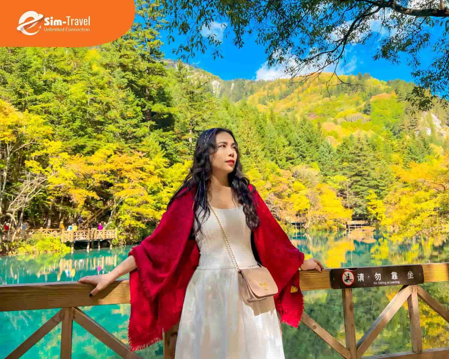 Mùa hè ở Trung Quốc thời tiết nóng, nên chọn trang phục thoải mái thoáng mát, chống nắng kỹ càng